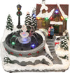 Scena natalizia con fontana luminosa per villaggio di Babbo Natale h 24 cm Casa e cucina/Decorazioni per interni/Addobbi e decorazioni per ricorrenze/Decorazioni natalizie/Oggettistica MagiediNatale.it - Altamura, Commerciovirtuoso.it