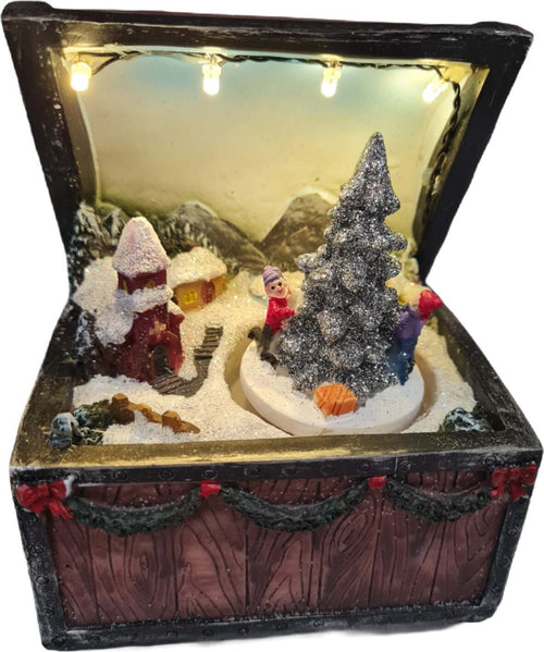 Scena natalizia scrigno con albero rotante per villaggio di Babbo Natale h 13 cm Casa e cucina/Decorazioni per interni/Addobbi e decorazioni per ricorrenze/Decorazioni natalizie/Oggettistica MagiediNatale.it - Altamura, Commerciovirtuoso.it