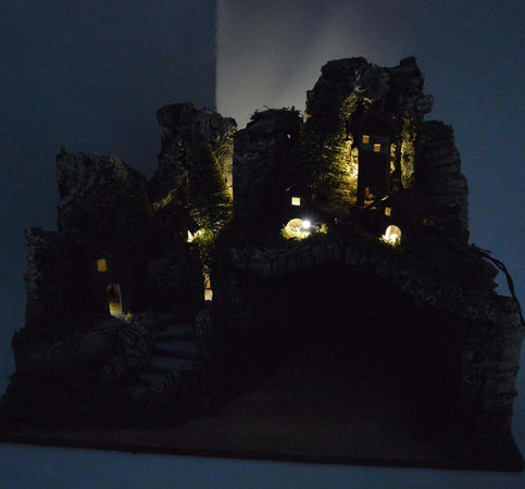 Scenario vuoto per presepe paesaggio con grotta in legno e sughero 40 cm Casa e cucina/Decorazioni per interni/Addobbi e decorazioni per ricorrenze/Decorazioni natalizie/Presepi/Statuine e fondali per il presepe MagiediNatale.it - Altamura, Commerciovirtuoso.it