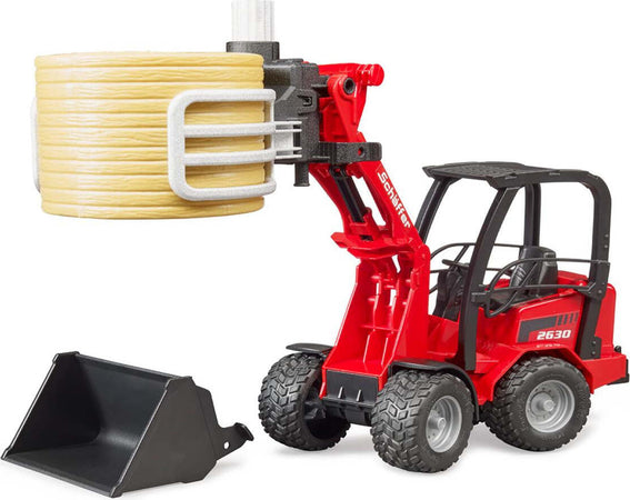 Schaffer-Hoflader-2024-con-balla-di-fieno-Bruder