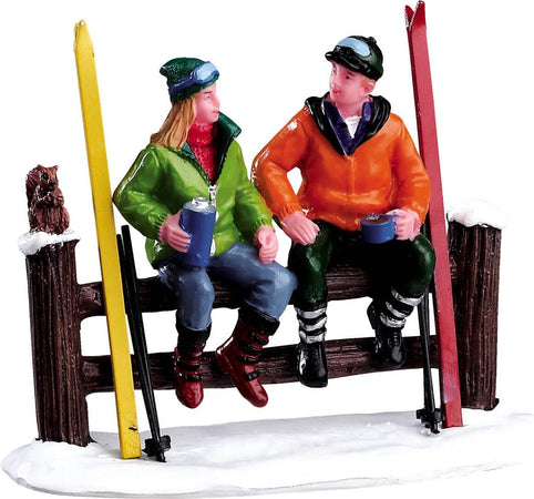 Sciatori che bevono del caffè in fondo alla pista statuette per villaggio di Natale in poliresina Casa e cucina/Decorazioni per interni/Addobbi e decorazioni per ricorrenze/Decorazioni natalizie/Oggettistica MagiediNatale.it - Altamura, Commerciovirtuoso.it