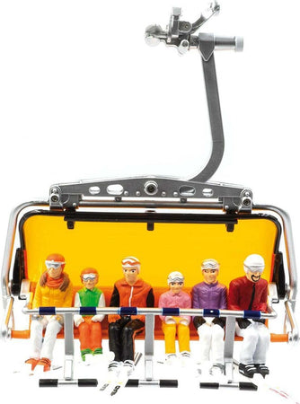 Sciatori seduti per seggiovia villaggio Natalizio 6 personaggi Casa e cucina/Decorazioni per interni/Addobbi e decorazioni per ricorrenze/Decorazioni natalizie/Oggettistica MagiediNatale.it - Altamura, Commerciovirtuoso.it