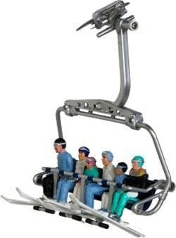 Sciatori seduti per seggiovia villaggio Natalizio 6 personaggi Casa e cucina/Decorazioni per interni/Addobbi e decorazioni per ricorrenze/Decorazioni natalizie/Oggettistica MagiediNatale.it - Altamura, Commerciovirtuoso.it