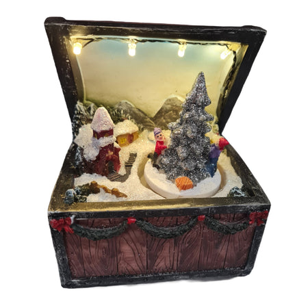 Scena natalizia scrigno con albero rotante per villaggio di Babbo Natale h 13 cm