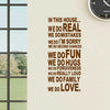 Scritta in Vinile In This House Marrone Noce 60x40 cm Casa e cucina/Decorazioni per interni/Accessori decorativi/Sticker decorativi/Adesivi e murali da parete/Adesivi da parete Scontolo.net - Potenza, Commerciovirtuoso.it