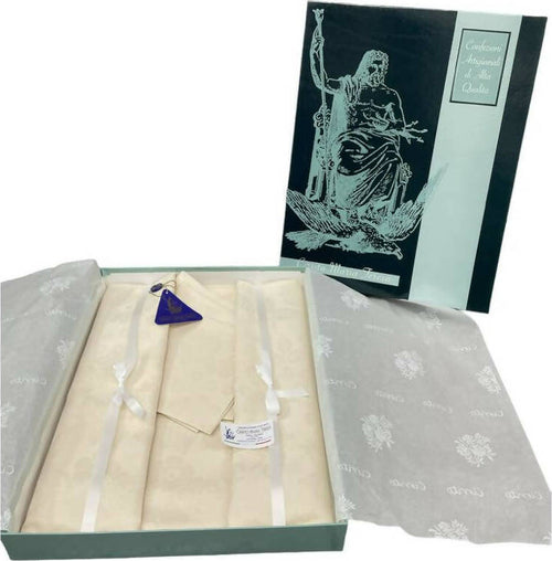 Servizio Da Tavola Per 6 Persone Tovaglia E Tovaglioli Elegante Qualità Sartoriale In Puro Cotone Damascato Articolo Gabriella Casa e cucina/Tessili per la casa/Tessili da cucina/Set di tovaglie e tovaglioli Puleo Casa - Palermo, Commerciovirtuoso.it