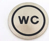 Set-2pz-Cartelli-Cartello-Tondo-Adesivo-Metallo-Scritta-Wc-Porta-Bagno-Targa-6.5cm