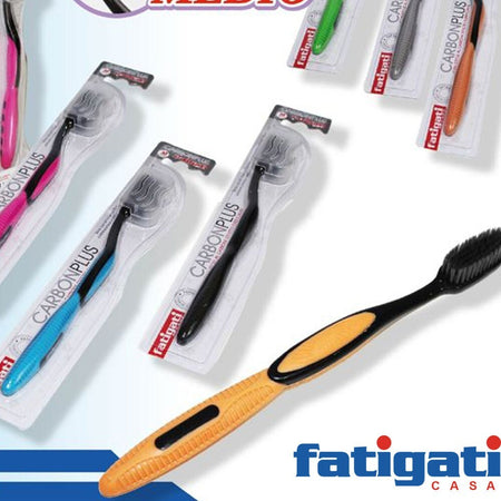 Set 4 Spazzolini Sbiancanti Carbon Plus Medio Fatigati Particelle Carbone Attivo Salute e cura della persona/Igiene dentale/Spazzolini da denti e accessori/Spazzolini da denti manuali Trade Shop italia - Napoli, Commerciovirtuoso.it