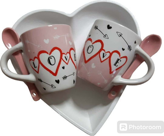 Set-composto-da-2-tazzine-da-caffè-con-cucchiaino-in-porcellana-nel-manico-su-vassoio-in-legno-a-cuore-in-legno