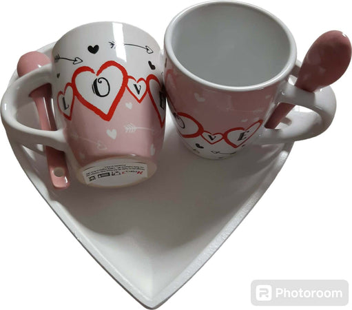 Set-composto-da-2-tazzine-da-caffè-con-cucchiaino-in-porcellana-nel-manico-su-vassoio-in-legno-a-cuore-in-legno