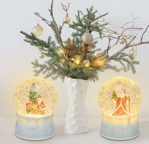 Sfera in vetro palla di neve decorata luminosa con led a luce bianco caldo ø13cm Casa e cucina/Decorazioni per interni/Addobbi e decorazioni per ricorrenze/Decorazioni natalizie/Neve artificiale MagiediNatale.it - Altamura, Commerciovirtuoso.it
