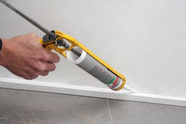 Silicone-acrilico-bianco-verniciabile-per-incollaggio-di-profili-con-presa-forte