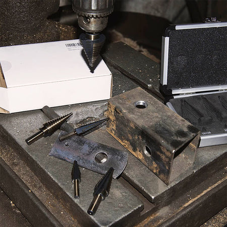 Fresa conica a gradini in acciaio per la foratura della lamiera con gambo di Ø 10 mm