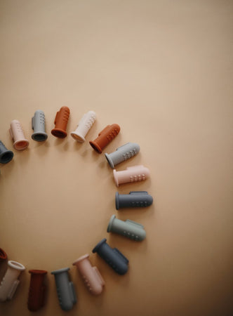 Spazzolino da Denti per Dita Mushie Blush/Shifting Sand Salute e cura della persona/Cura di bambini e neonati/Igiene dentale/Igiene dentale prima infanzia/Spazzolini da denti La Casa Del Bebè - Napoli, Commerciovirtuoso.it