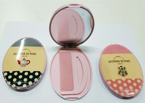 Specchio Specchietto Paris Parigi Con Pettine Tondo Compatto Tasca Borsa Viaggio Bellezza/Accessori e strumenti di bellezza/Strumenti e accessori per trucco/Specchi cosmetici e specchietti compatti Trade Shop italia - Napoli, Commerciovirtuoso.it