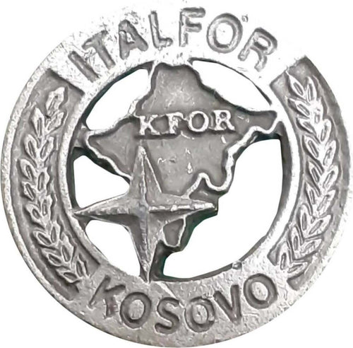 Spilla Kfor Kosovo Distintivo in Metallo Con Clip Sport e tempo libero/Accessori/Trofei medaglie e premi/Placche Il Distintivo - Pesaro, Commerciovirtuoso.it
