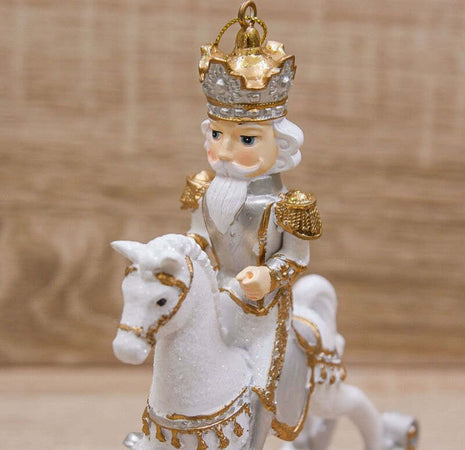 Statuetta Soldatino con cavallo a dondolo, in poliresina bianco e oro h 42 cm Casa e cucina/Decorazioni per interni/Addobbi e decorazioni per ricorrenze/Decorazioni natalizie/Schiaccianoci MagiediNatale.it - Altamura, Commerciovirtuoso.it