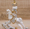 Statuetta Soldatino con cavallo a dondolo, in poliresina bianco e oro h 42 cm Casa e cucina/Decorazioni per interni/Addobbi e decorazioni per ricorrenze/Decorazioni natalizie/Schiaccianoci MagiediNatale.it - Altamura, Commerciovirtuoso.it