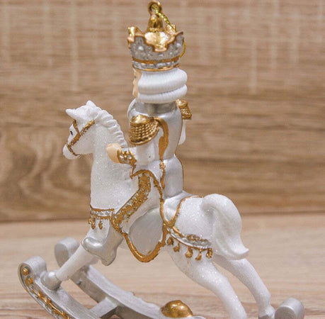 Statuetta Soldatino con cavallo a dondolo, in poliresina bianco e oro h 42 cm Casa e cucina/Decorazioni per interni/Addobbi e decorazioni per ricorrenze/Decorazioni natalizie/Schiaccianoci MagiediNatale.it - Altamura, Commerciovirtuoso.it