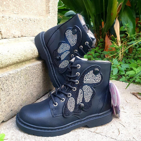 Stivali Bambina Lelli Kelly Anfibio Ali Bimba Rosso O Nero Dettaglio Ali Di Fata Con Lacci Stivali Casual Effetto Glitter Tomai Effetto Perlato Moda/Bambine e ragazze/Scarpe/Stivali D'Avanzo Clazature - Nola, Commerciovirtuoso.it