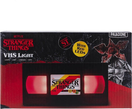 Stranger Things - Lampada Videocassetta Vhs Con Batterie Illuminazione/Illuminazione per interni/Illuminazione speciale/Mood Lights Cartoleria Deja Vu - Crotone, Commerciovirtuoso.it