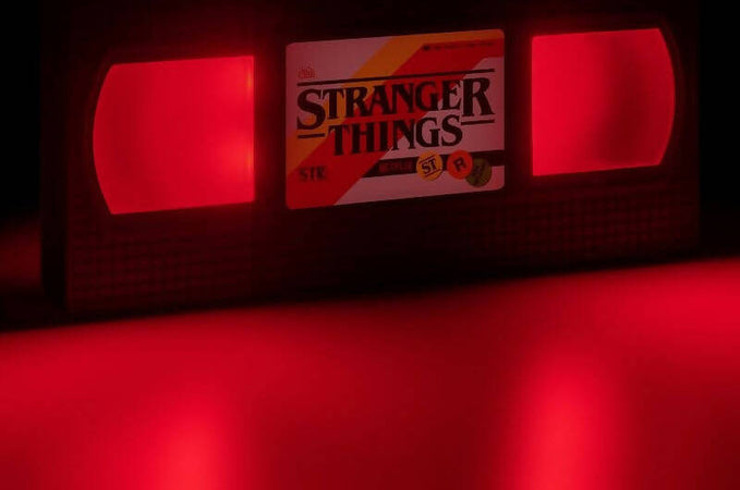 Stranger Things - Lampada Videocassetta Vhs Con Batterie Illuminazione/Illuminazione per interni/Illuminazione speciale/Mood Lights Cartoleria Deja Vu - Crotone, Commerciovirtuoso.it