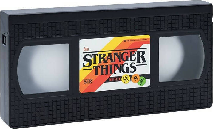 Stranger Things - Lampada Videocassetta Vhs Con Batterie Illuminazione/Illuminazione per interni/Illuminazione speciale/Mood Lights Cartoleria Deja Vu - Crotone, Commerciovirtuoso.it