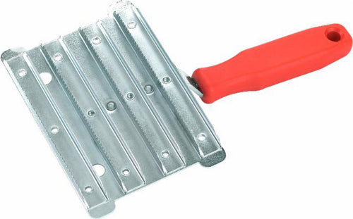 Striglia-zincata-a-denti-grossi-per-bovini-larga-14-cm