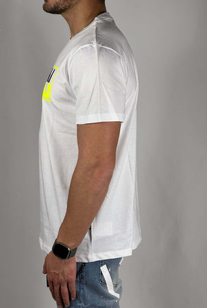 T-shirt-bianca-con-logo-bicolore-fluo