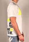 T-shirt-bianca-con-logo-fluo