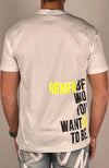 T-shirt-bianca-con-logo-fluo