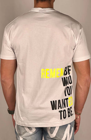 T-shirt-bianca-con-logo-fluo