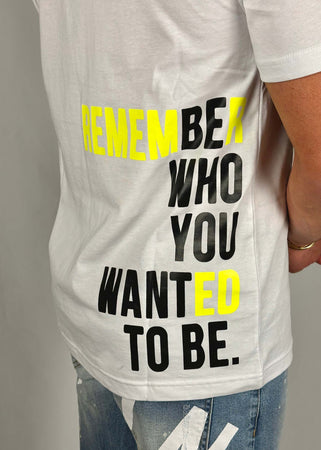 T-shirt-bianca-con-logo-fluo