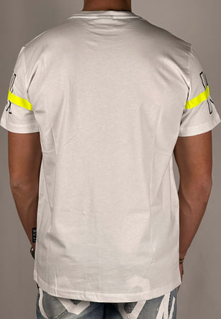 T-shirt-bianca-con-logo-nero-e-fluo