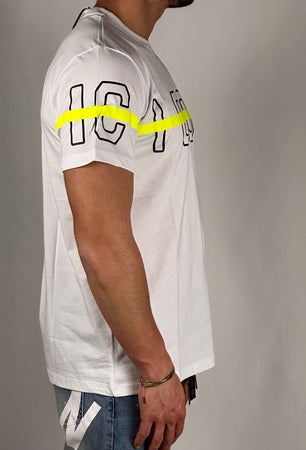 T-shirt-bianca-con-logo-nero-e-fluo