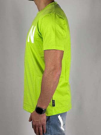 T-shirt-fluo-con-logo-bianco