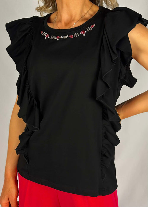 T-shirt-nera-con-dettagli-gioiello-sul-collo