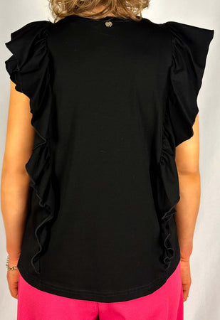 T-shirt-nera-con-dettagli-gioiello-sul-collo