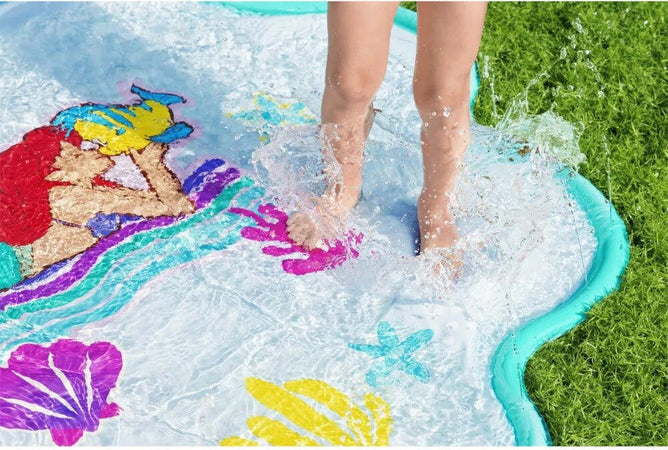 Tappettino Spruzzi Acqua Sirenetta Splash Pad 163x145cm Per Bambini Estate 9101 Giochi e giocattoli/Sport e giochi all'aperto/Giochi aquatici e piscine per bambini/Canotti e gonfiabili galleggianti Trade Shop italia - Napoli, Commerciovirtuoso.it