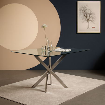 Tavolo "Terra" con gambe incrociate in metallo cromato e piano in vetro temperato, design moderno per arredo interno