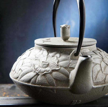 Teiera in ghisa Ajiro Tsubaki argento (800 cc) Casa e cucina/Tè e caffè/Teiere con infusore MariTea bottega del Tè - Lodi, Commerciovirtuoso.it