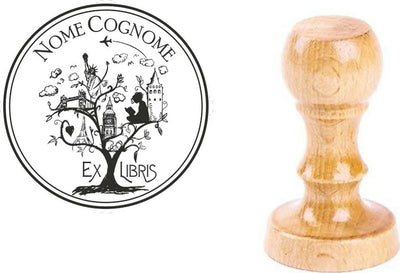 Timbro Ex Libris Personalizzabile Con Nome E Cognome Immagine Mondo Diametro 40 Mm Cancelleria e prodotti per ufficio/Archivio ufficio e accessori per scrivania/Etichette divisori per schedario e timbri/Timbri e materiali per timbri/Timbri ExLibris - Voghera, Commerciovirtuoso.it