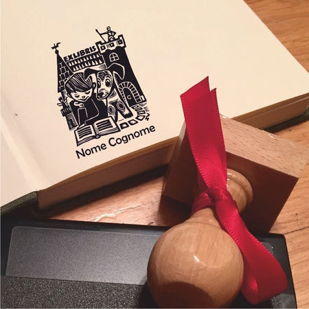 Timbro Ex Libris Personalizzabile Immagine Bambino Con Cane in Legno 30x40 mm Cancelleria e prodotti per ufficio/Archivio ufficio e accessori per scrivania/Etichette divisori per schedario e timbri/Timbri e materiali per timbri/Timbri ExLibris - Voghera, Commerciovirtuoso.it