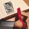 Timbro Ex Libris personalizzabile Immagine Gatto Con Gli Stivali in Legno 30x40 mm Cancelleria e prodotti per ufficio/Archivio ufficio e accessori per scrivania/Etichette divisori per schedario e timbri/Timbri e materiali per timbri/Timbri ExLibris - Voghera, Commerciovirtuoso.it