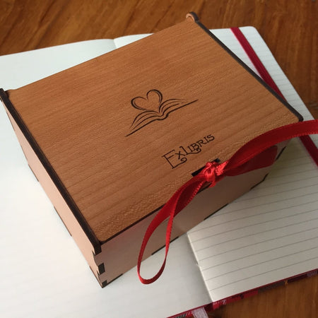 Timbro Ex Libris personalizzabile Immagine Gatto Con Gli Stivali in Legno 30x40 mm Cancelleria e prodotti per ufficio/Archivio ufficio e accessori per scrivania/Etichette divisori per schedario e timbri/Timbri e materiali per timbri/Timbri ExLibris - Voghera, Commerciovirtuoso.it