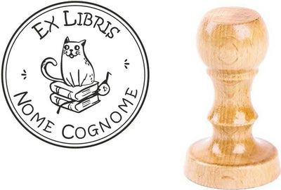Timbro Ex Libris Personalizzabile Immagine Gatto Seduto Su Libro In Legno diametro 40 mm Cancelleria e prodotti per ufficio/Archivio ufficio e accessori per scrivania/Etichette divisori per schedario e timbri/Timbri e materiali per timbri/Timbri ExLibris - Voghera, Commerciovirtuoso.it