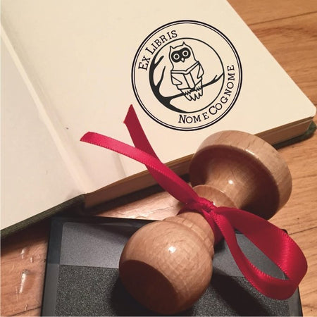 Timbro Ex Libris Tondo Personalizzabile Immagine Gufo con libro In Legno diametro 40 mm Cancelleria e prodotti per ufficio/Archivio ufficio e accessori per scrivania/Etichette divisori per schedario e timbri/Timbri e materiali per timbri/Timbri ExLibris - Voghera, Commerciovirtuoso.it