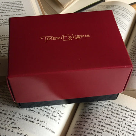 Timbro Ex Libris Tondo Personalizzabile Immagine Gufo con libro In Legno diametro 40 mm Cancelleria e prodotti per ufficio/Archivio ufficio e accessori per scrivania/Etichette divisori per schedario e timbri/Timbri e materiali per timbri/Timbri ExLibris - Voghera, Commerciovirtuoso.it