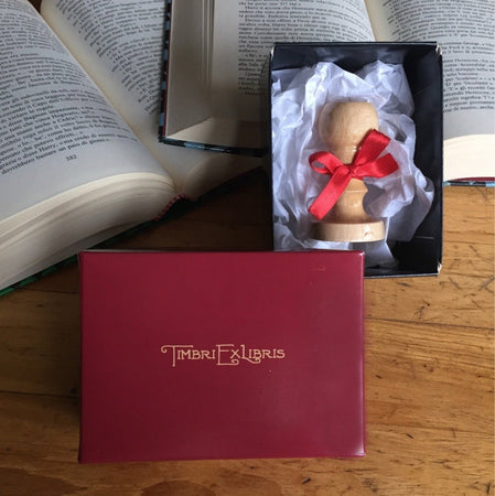 Timbro Ex Libris Tondo Personalizzabile Immagine Gufo con libro In Legno diametro 40 mm Cancelleria e prodotti per ufficio/Archivio ufficio e accessori per scrivania/Etichette divisori per schedario e timbri/Timbri e materiali per timbri/Timbri ExLibris - Voghera, Commerciovirtuoso.it