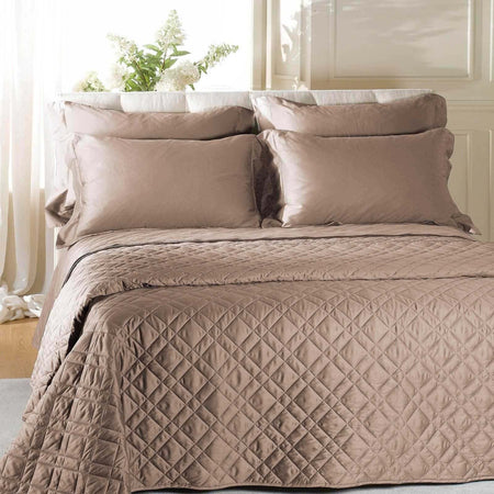 Trapuntino Copriletto Caleffi Prestigioso Ed Elegante Trapuntino Copriletto Trapuntato in Raso Di Cotone Letto Matrimoniale Vari Colori Elegante e prestigioso Trapuntino Copriletto trapuntato Tinta Unita in Raso di Cotone letto Matrimoniale Caleffi Detta Casa e cucina/Tessili per la casa/Biancheria da letto/Coperte e trapunte/Trapunte La Bottega del Risparmio - Bari, Commerciovirtuoso.it